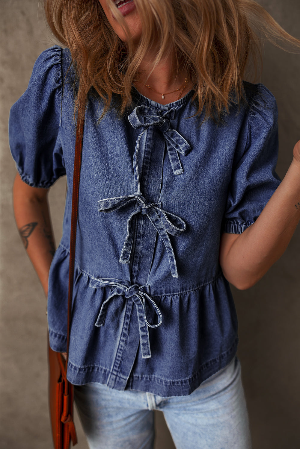 Chemise en jean à basque et manches bouffantes nouées sur le devant