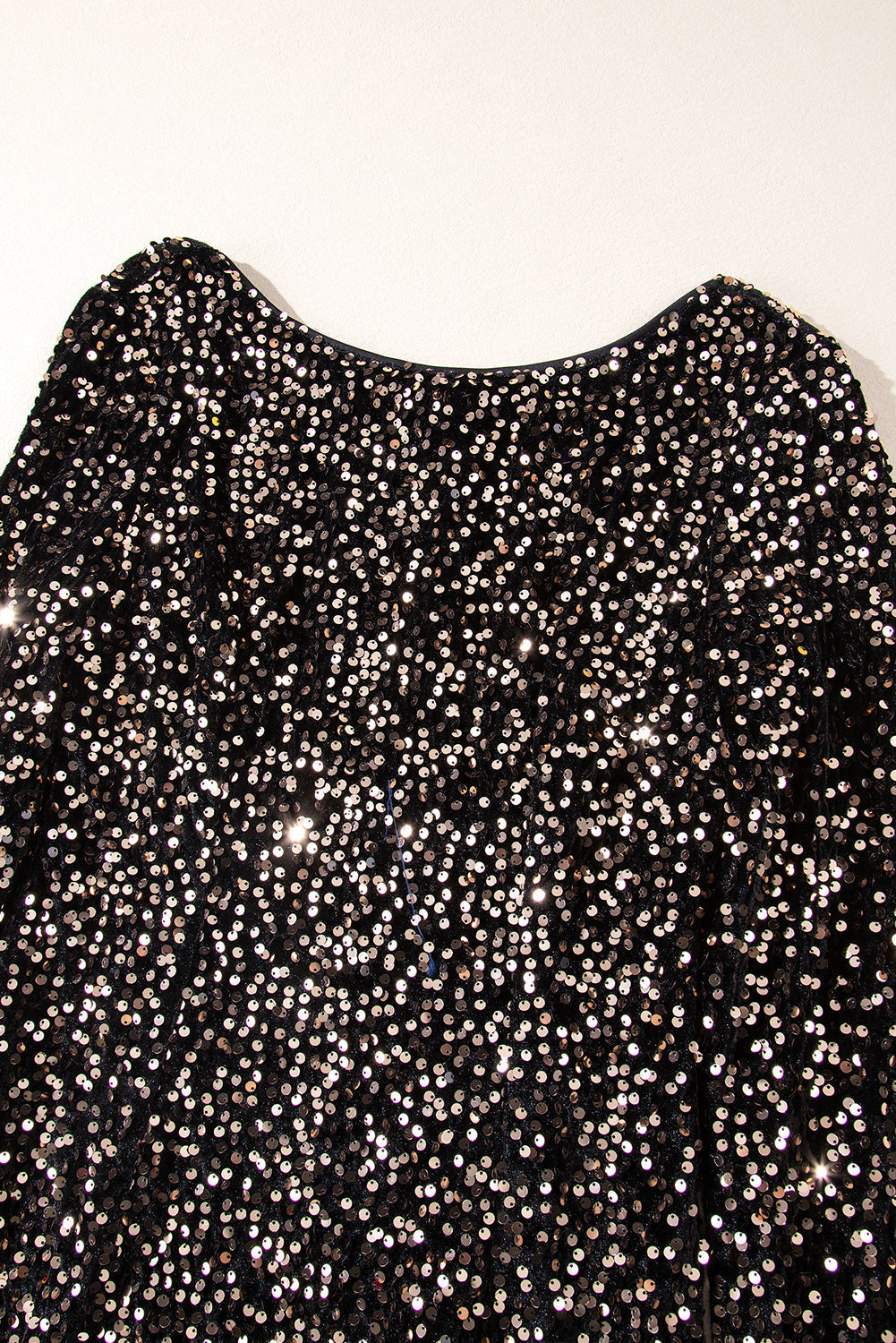 Robe moulante a manches longues et col rond a sequins