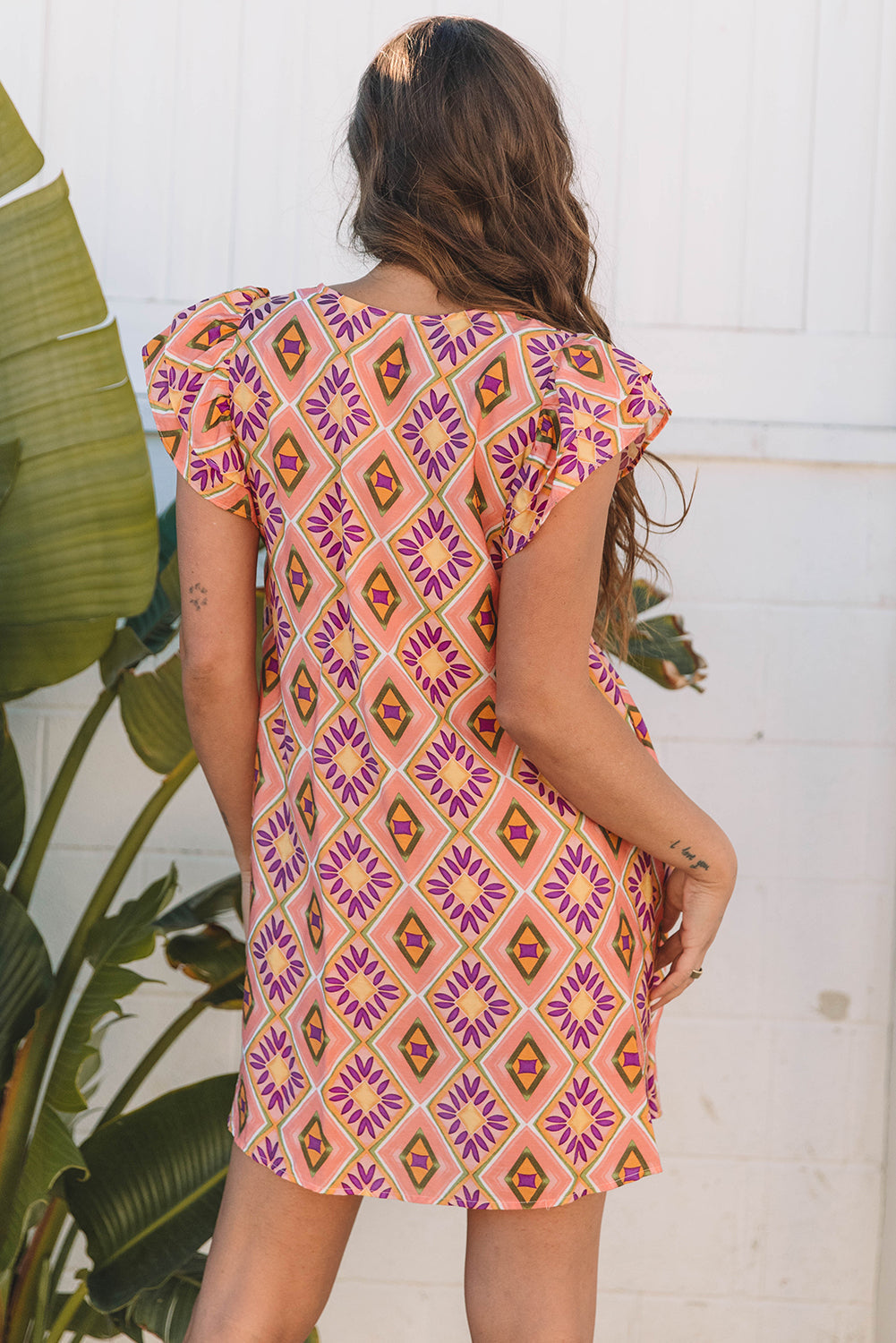 Mini-robe boutonnée à fleurs géométriques, col en V et manches à volants