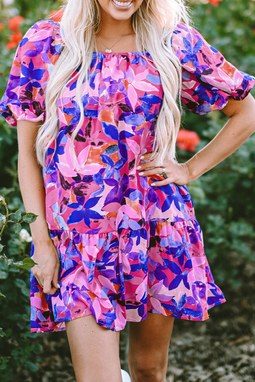 Robe à volants à manches courtes bouffantes et imprimé floral violet