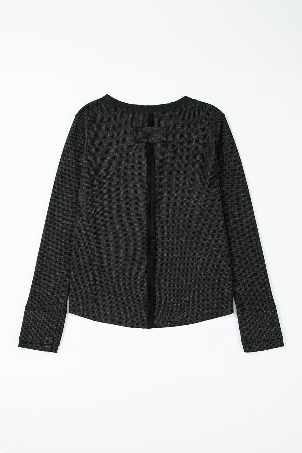 Haut a manches longues et encolure boutonnée en tricot gaufré délavé a l'acide