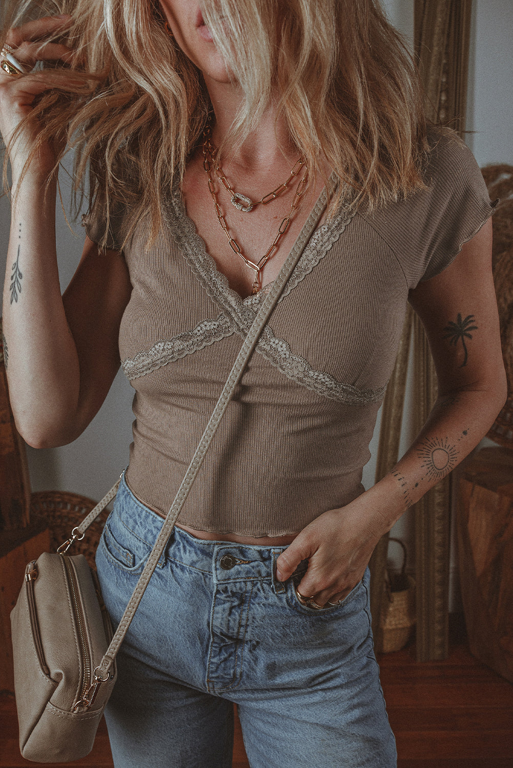 T-shirt slim à col en V et dentelle