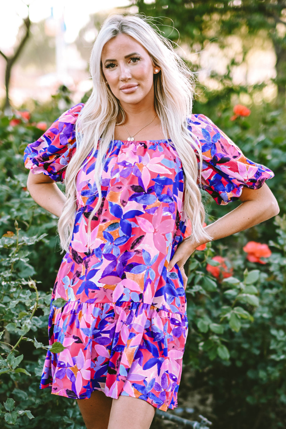 Robe à volants à manches courtes bouffantes et imprimé floral violet