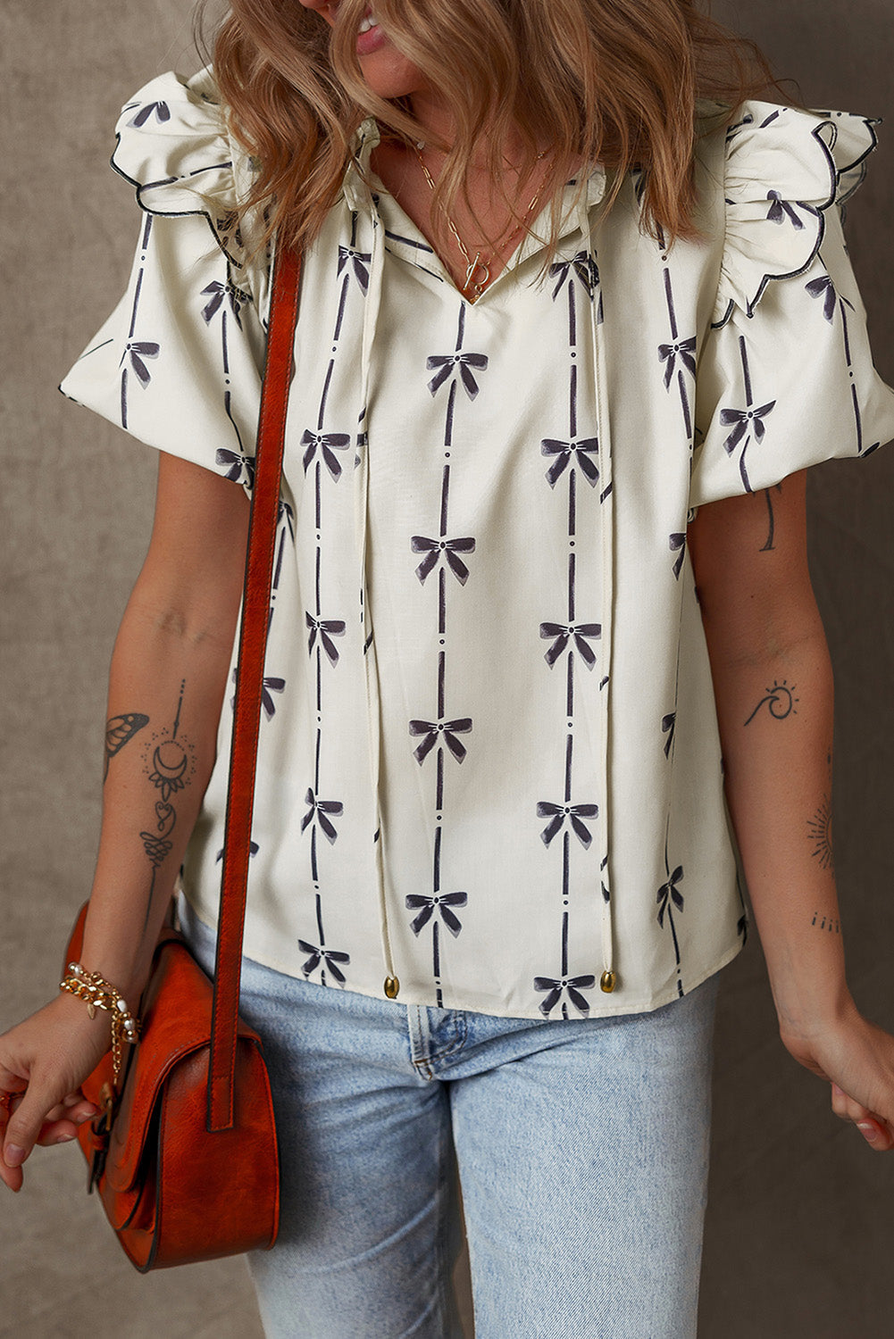 Blouse a col en V cranté et a volants imprimés avec nœud