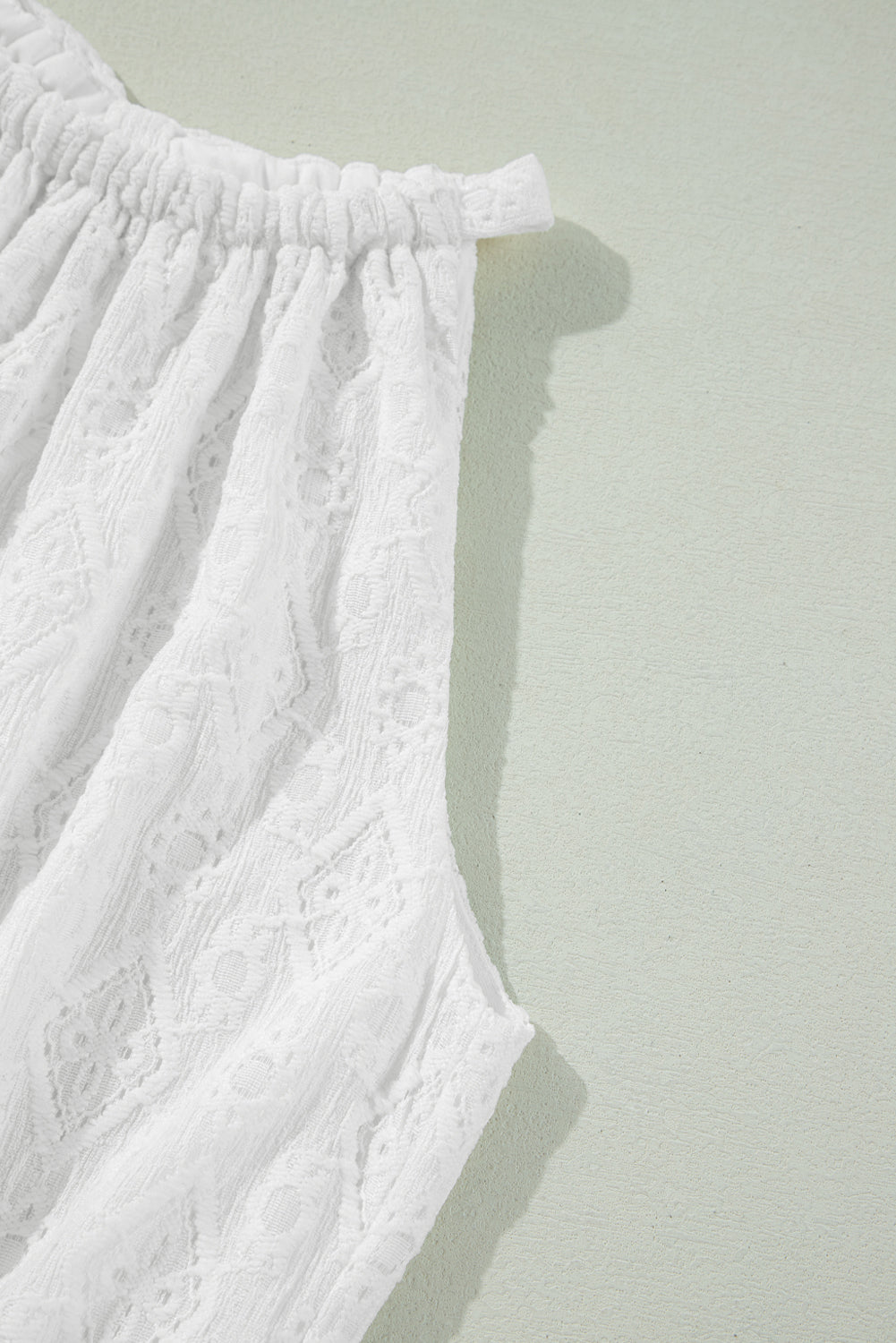 Mini-robe en dentelle sans manches avec nœud et dos ajouré et taille nouée