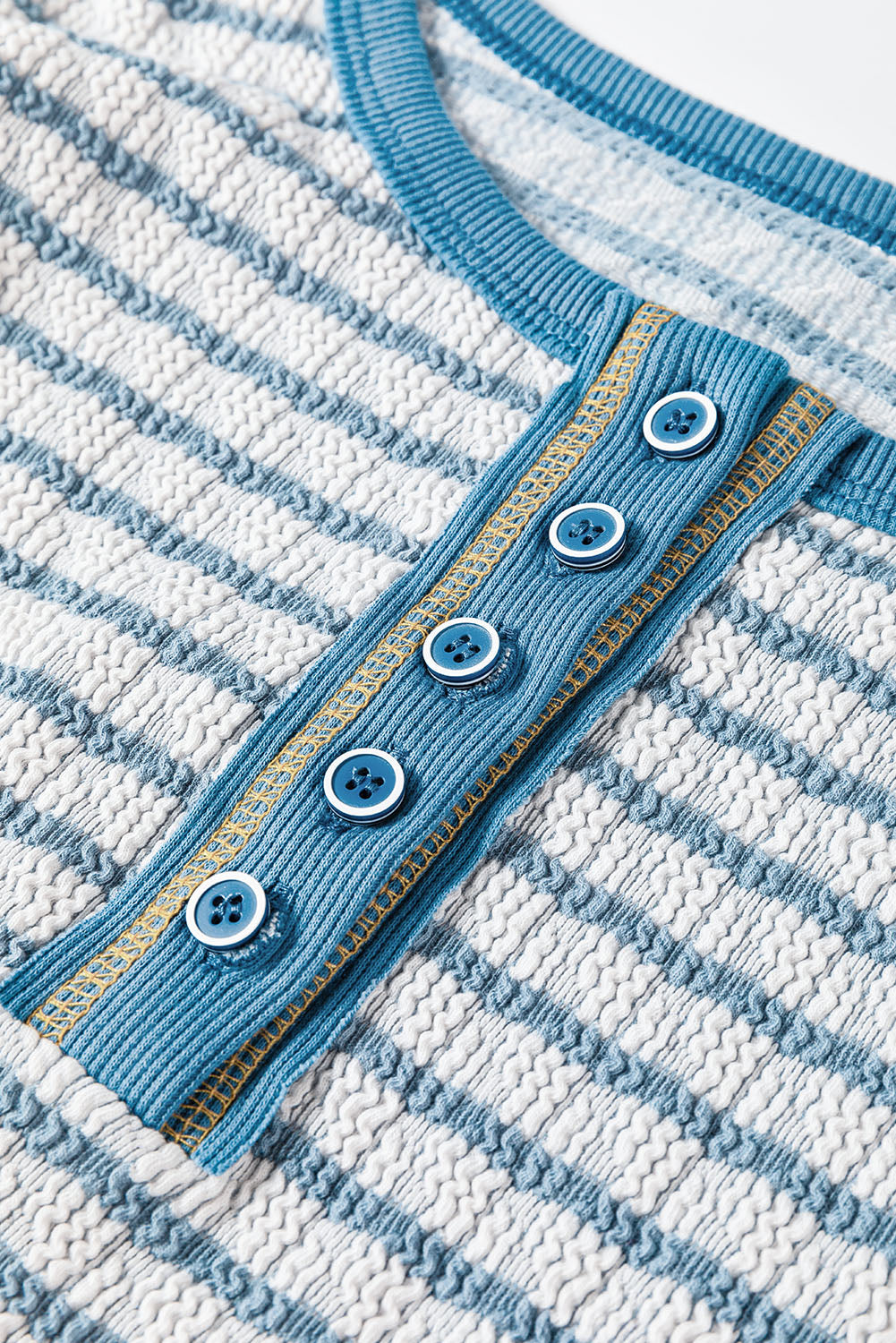 Haut Henley a manches longues et boutons texturés a volants