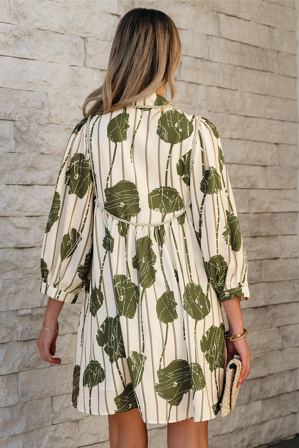 Robe à manches bouffantes et passepoils contrastés à imprimé floral et rayures