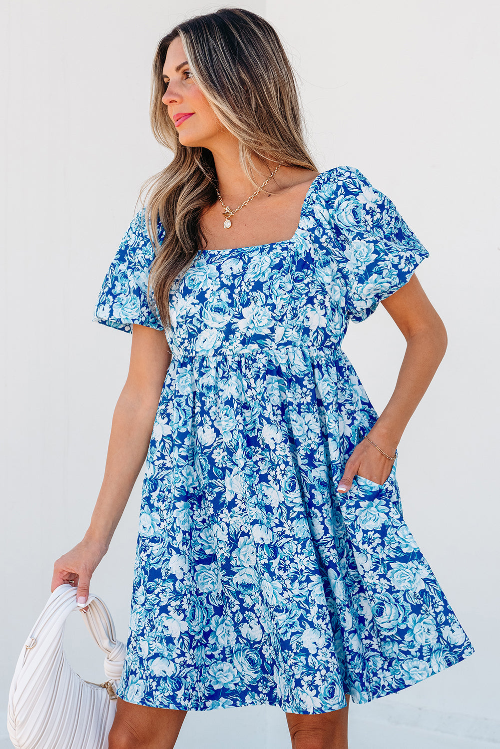 Mini-robe babydoll à manches bouffantes et fleurs