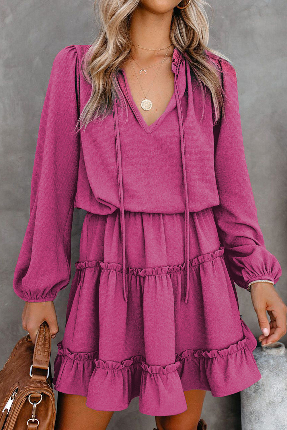 Mini-robe à volants et manches longues à col en V