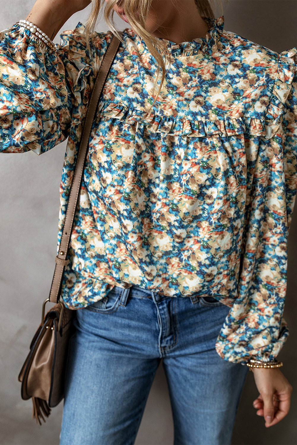 Blouse à manches bouffantes et col montant à volants et imprimé floral