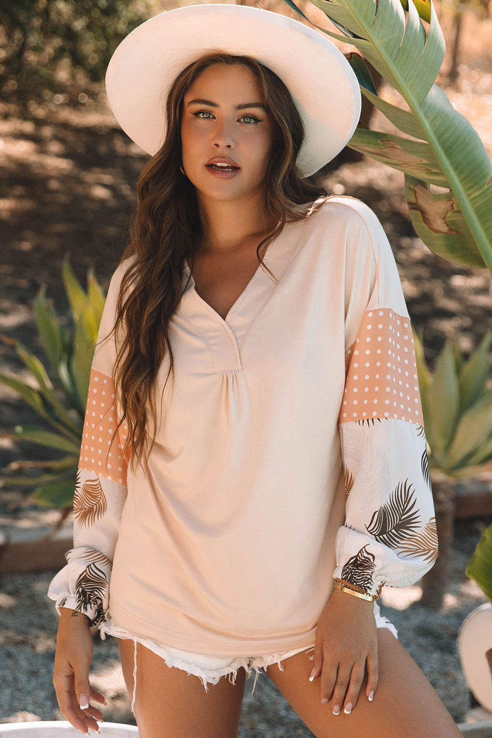 Blouse ample a col en V et manches bouffantes a pois et feuilles de palmier