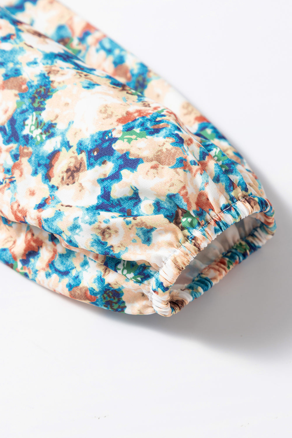 Blouse à manches bouffantes et col montant à volants et imprimé floral