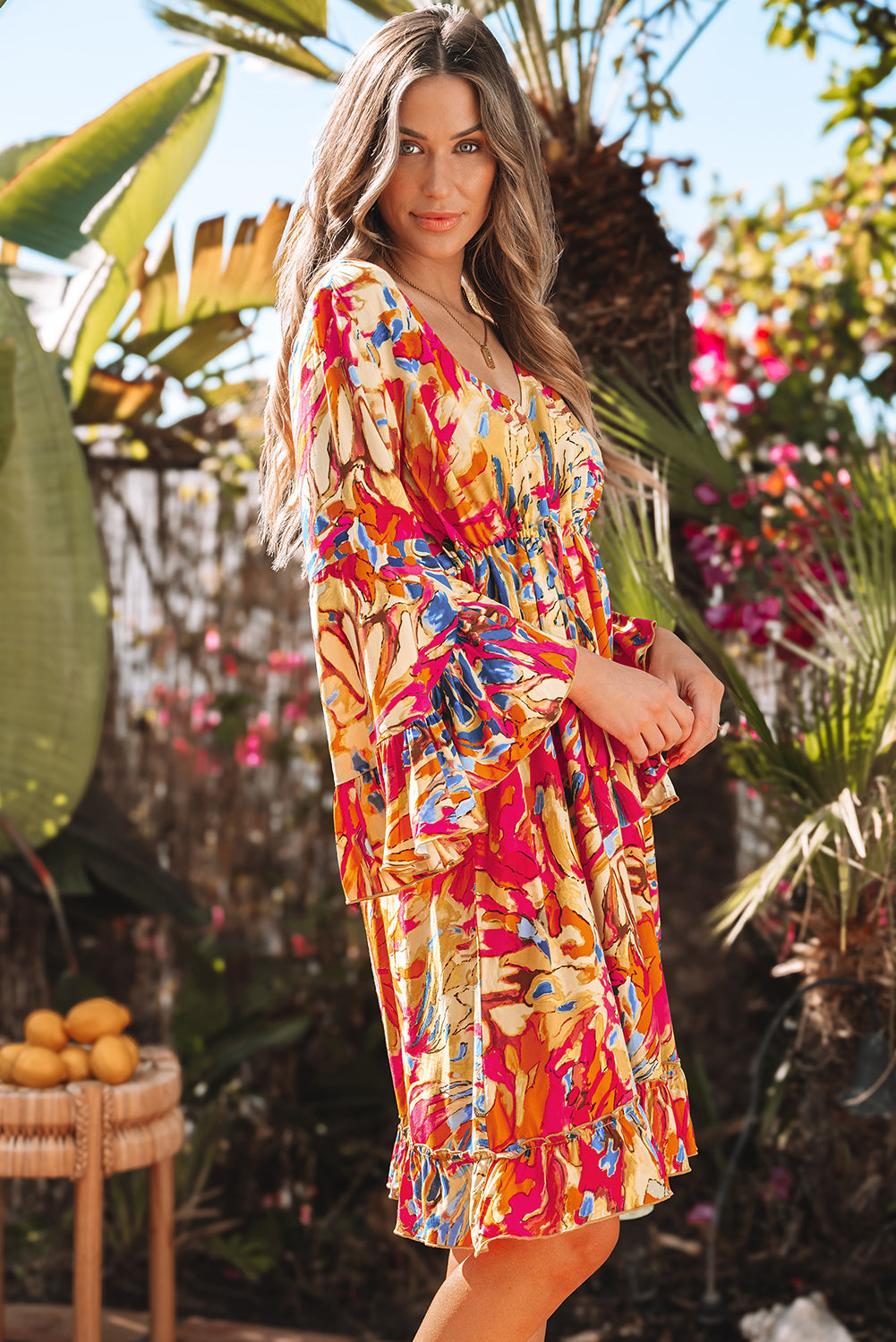 Robe tunique fluide à taille haute et manches évasées et ourlet à volants