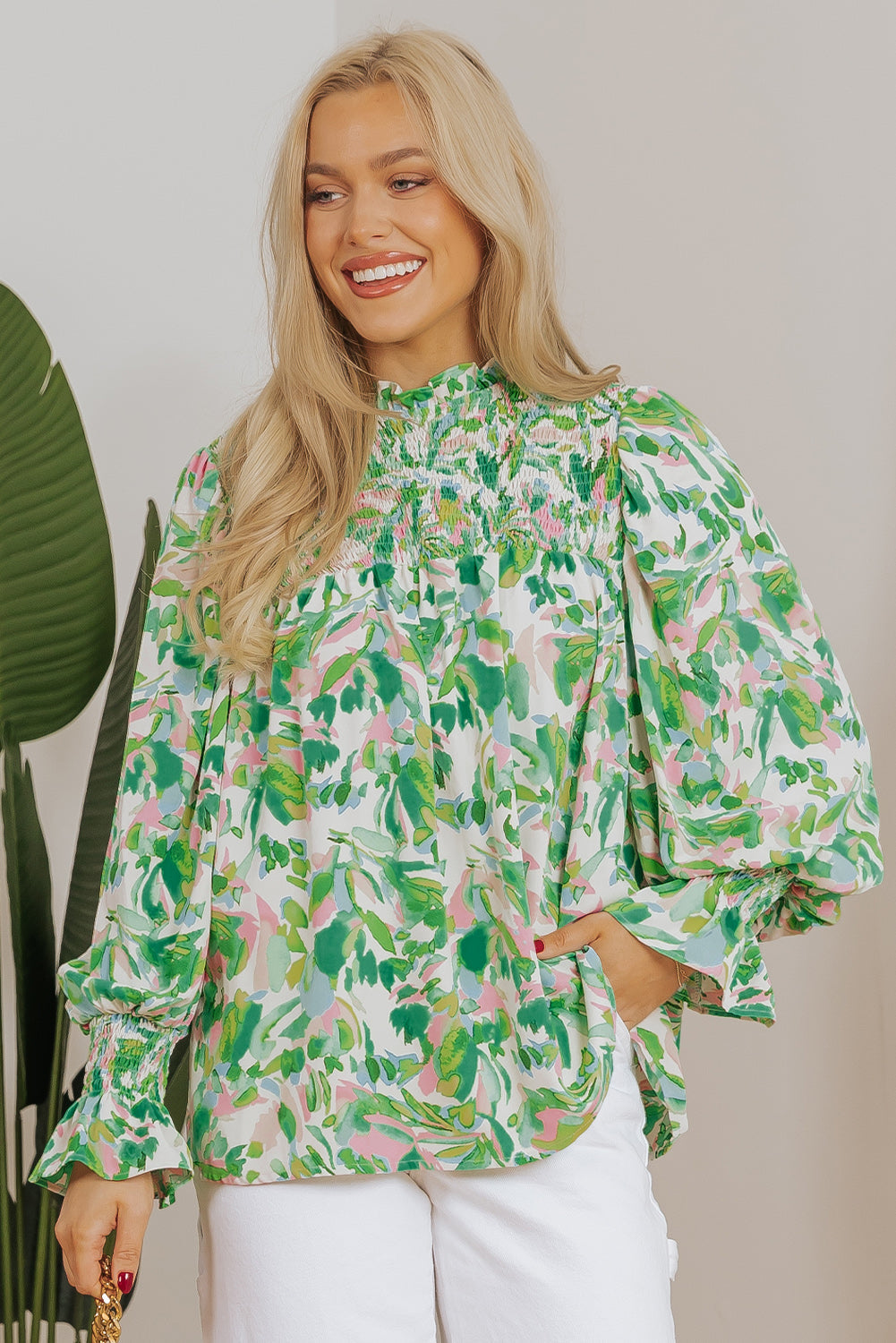 Blouse froncée a col montant et manches volantées imprimées de feuilles