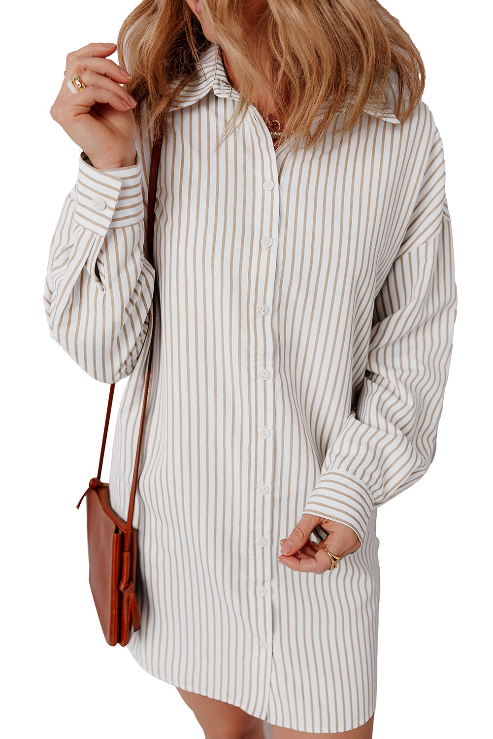 Mini-robe chemise boutonnée a manches longues