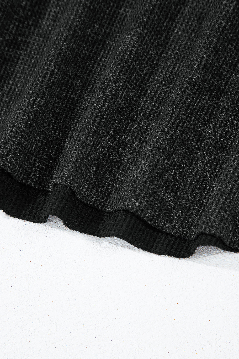 Haut a manches longues et encolure boutonnée en tricot gaufré délavé a l'acide