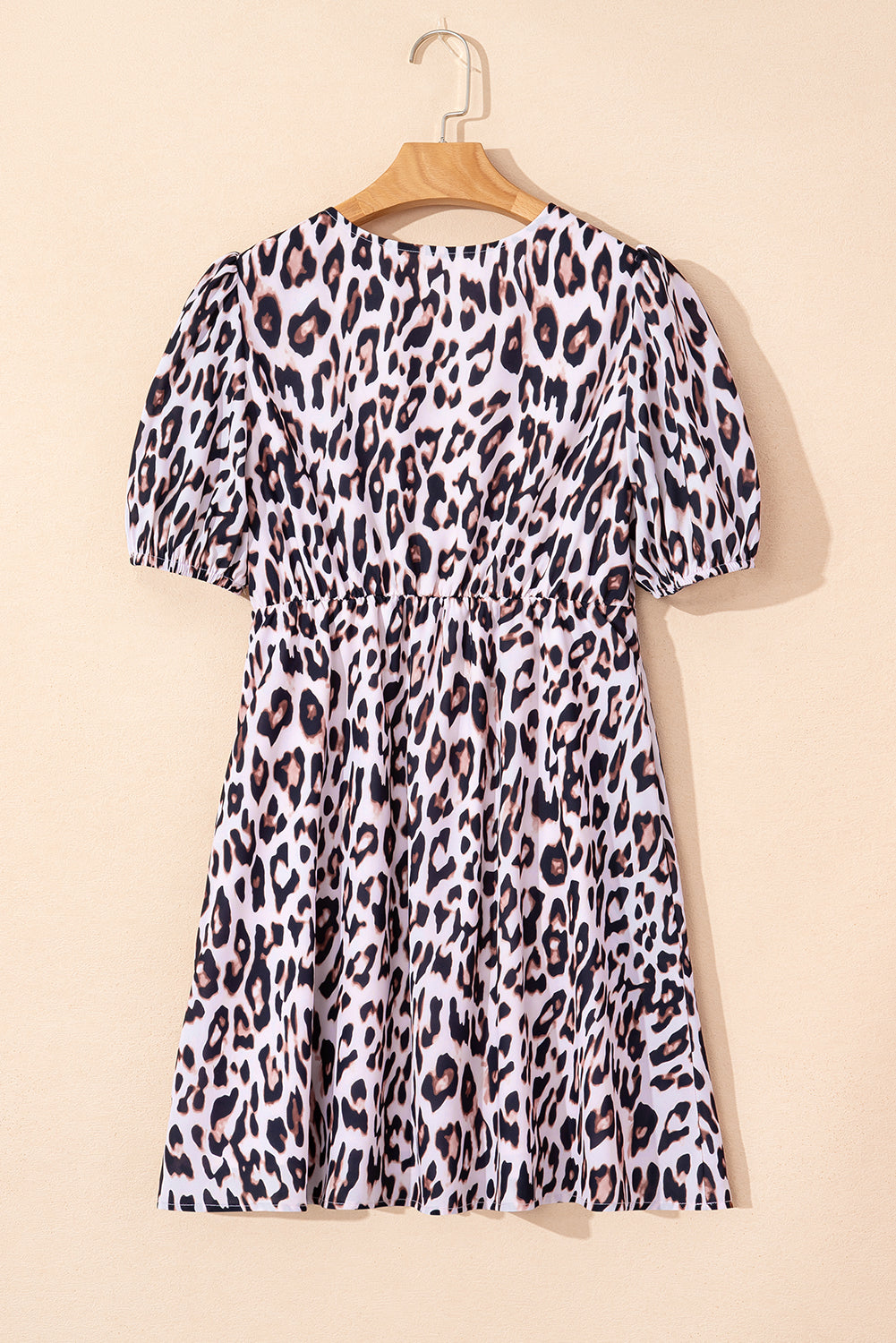 Mini-robe léopard à manches courtes bouffantes et trou de serrure noué sur le devant