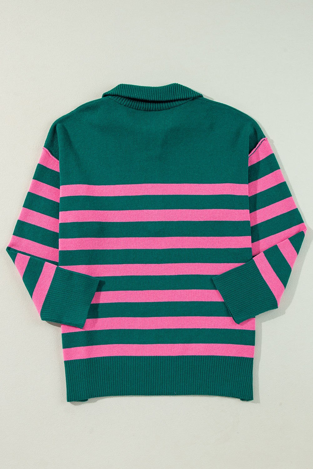 Pull surdimensionné a col et fermeture éclair sur un quart