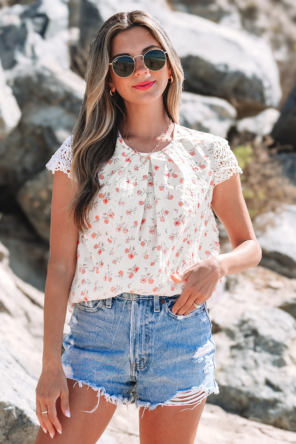 Chemisier à manches courtes et broderie florale au crochet