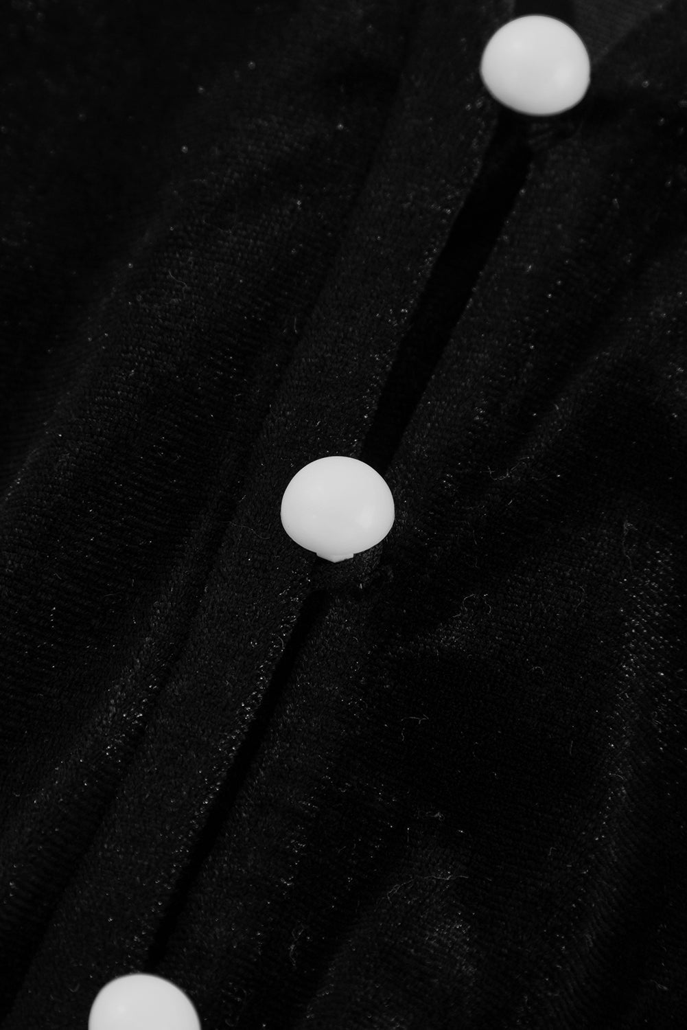 Robe mi-longue fendue en velours boutonnée a manches bouffantes et col en V