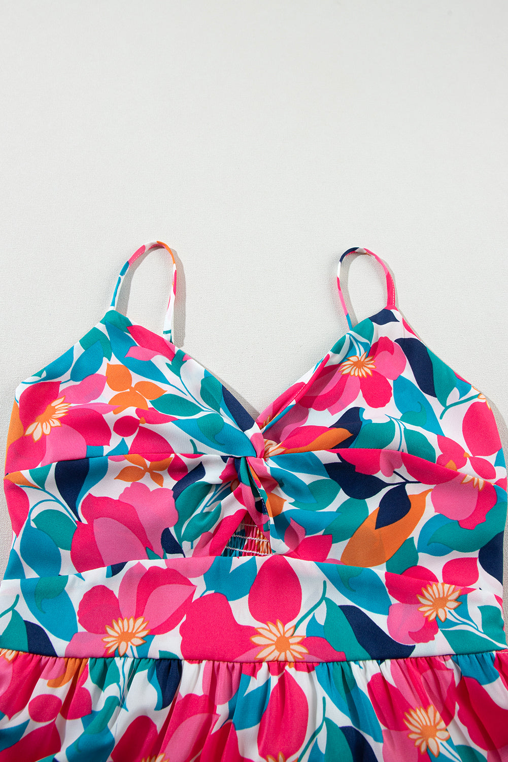 Robe longue à fleurs torsadée et smockée dans le dos