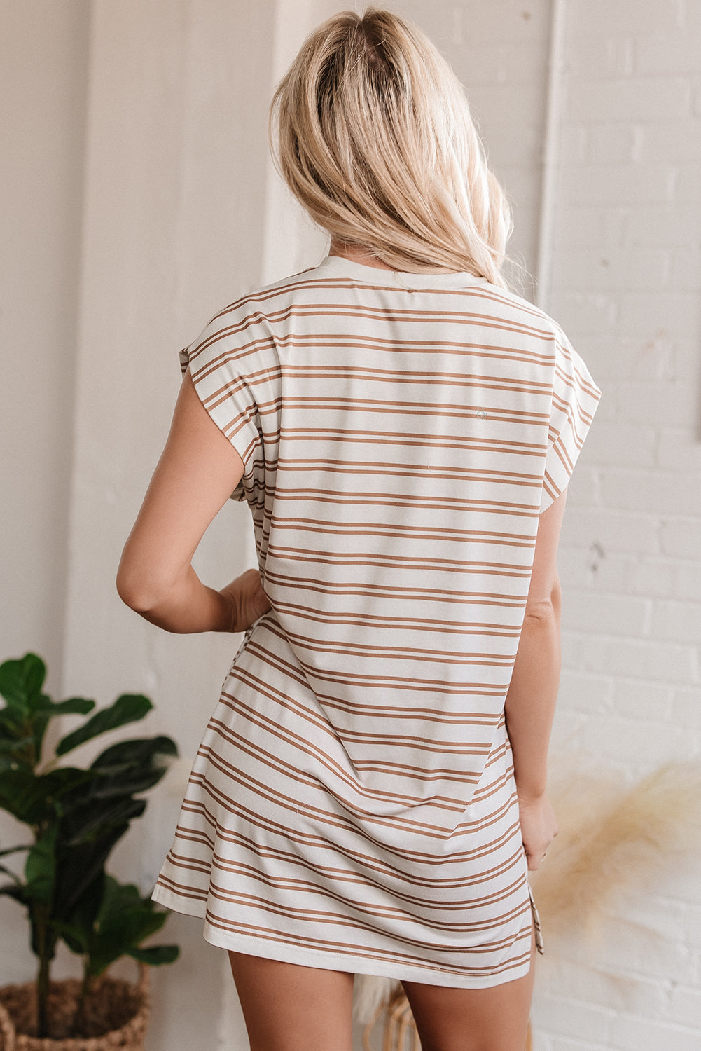 Robe courte décontractée à poches et col rond sans manches