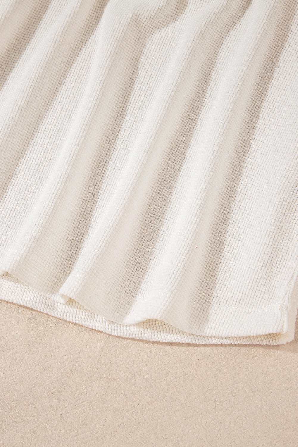 Haut a manches longues gaufré de couleur unie, demi-bouton