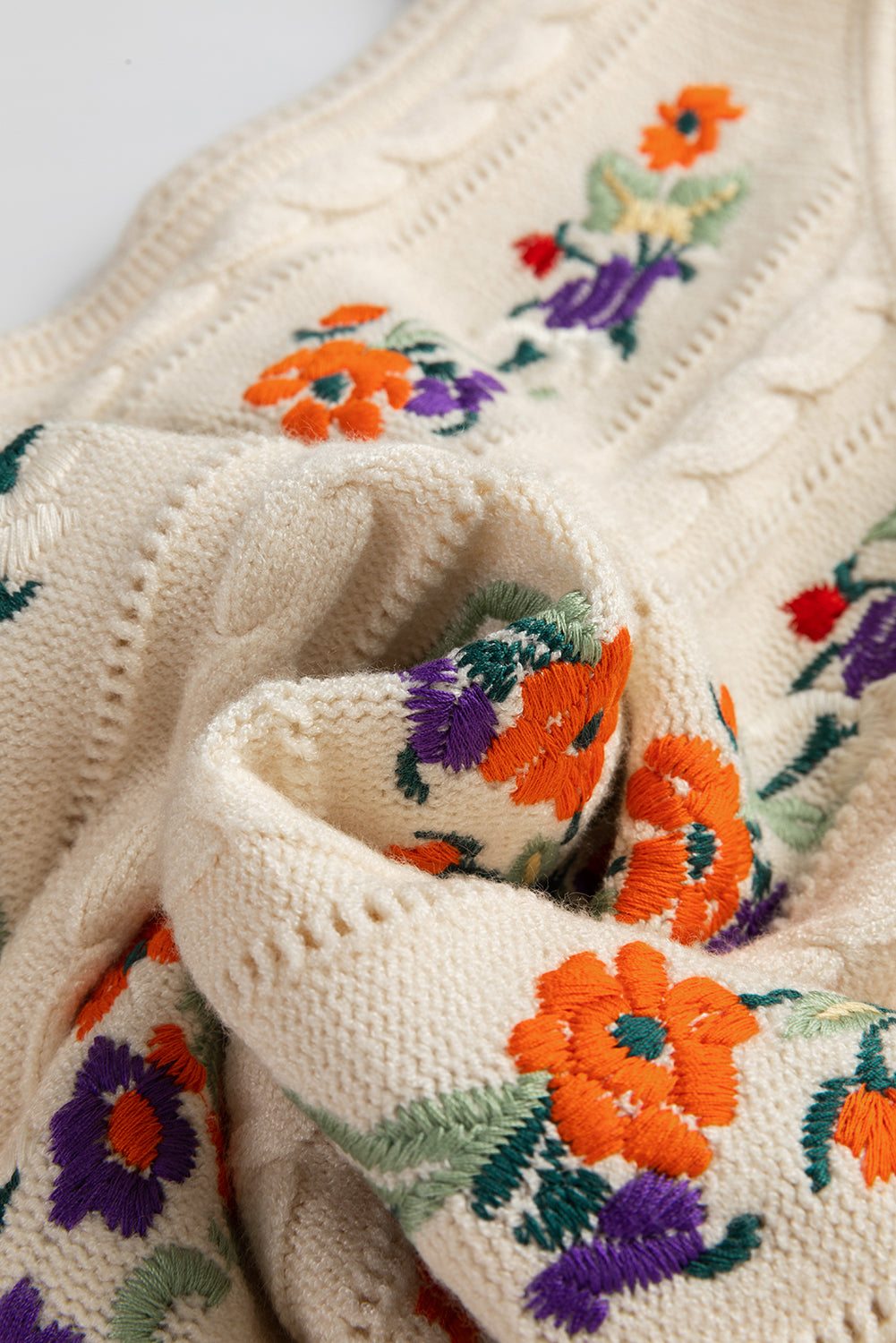 Gilet pull en tricot torsadé floral brodé