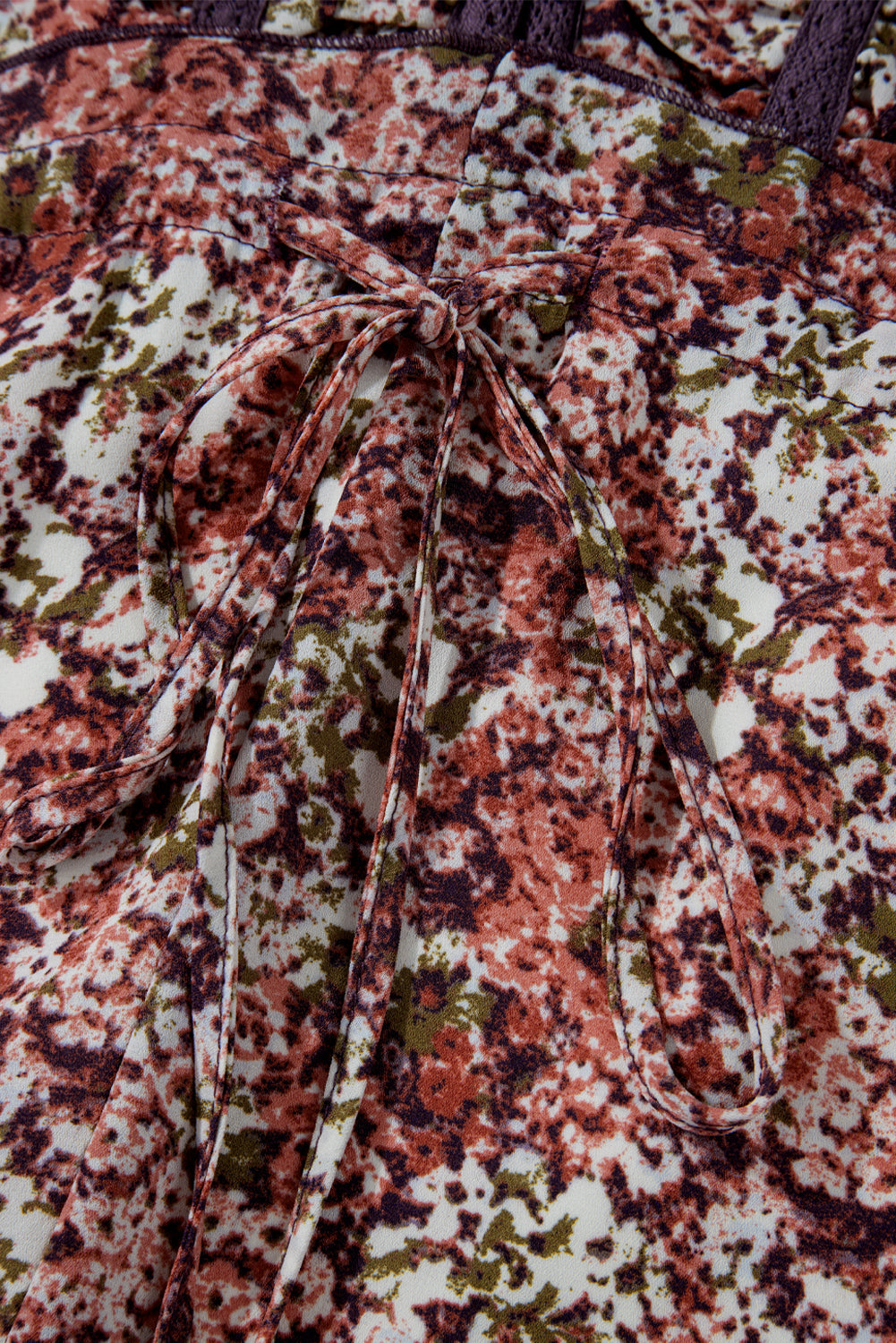 Robe midi a imprimé floral fendue sur le devant et volants a plusieurs niveaux et col en V
