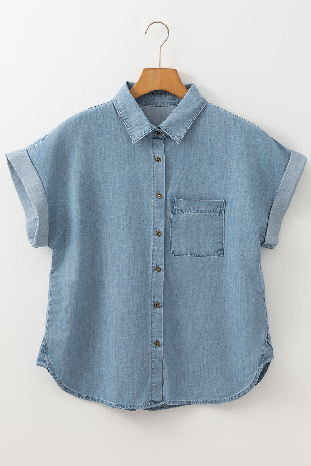 Chemise en jean à manches courtes pliées et poches plaquées