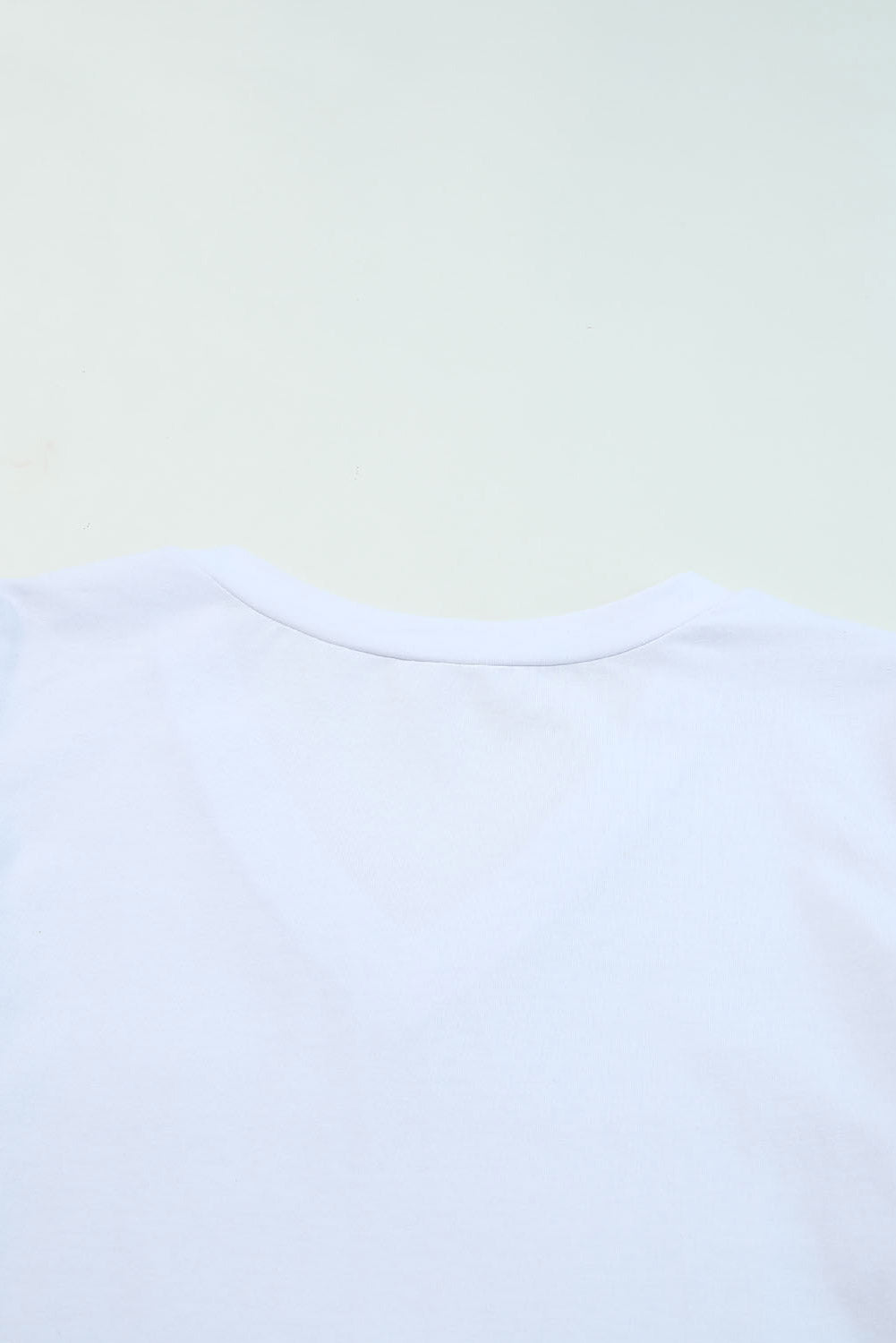 T-shirt blanc à col en V et manches bouffantes