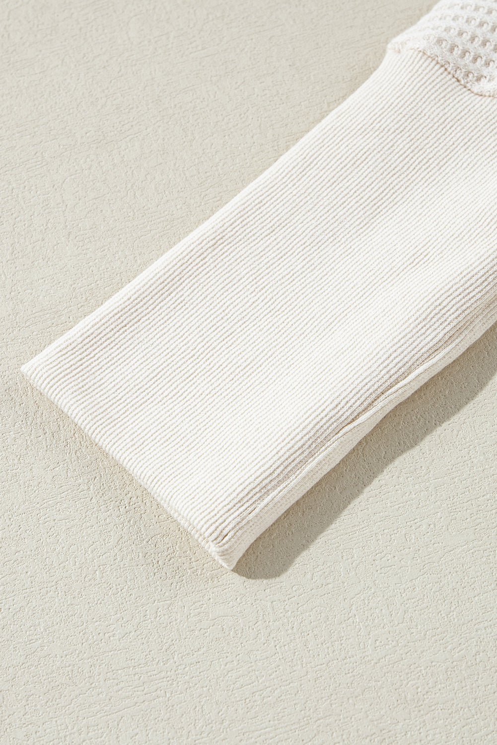 Haut oversize a col en V et coutures apparentes en tricot gaufré