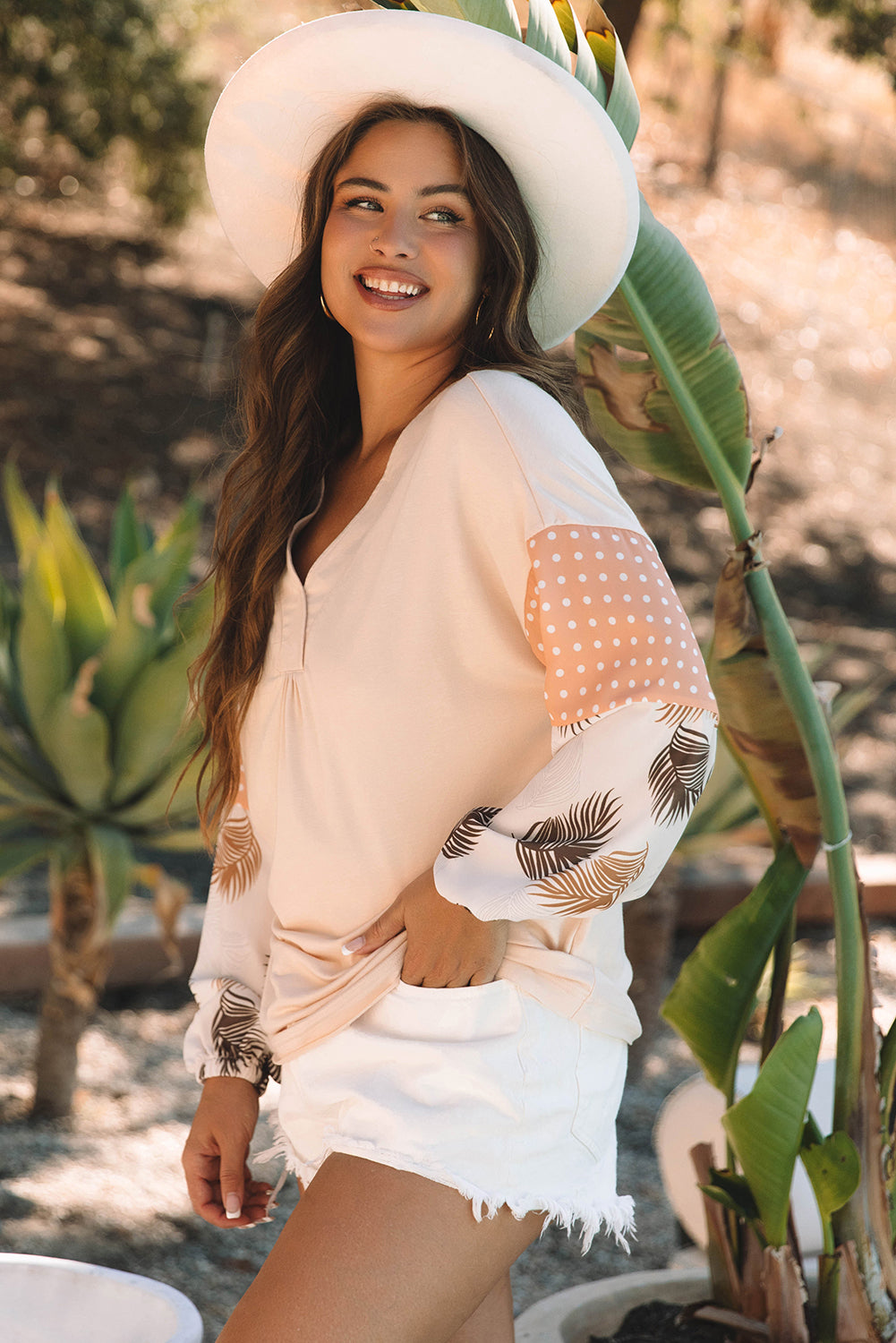 Blouse ample a col en V et manches bouffantes a pois et feuilles de palmier