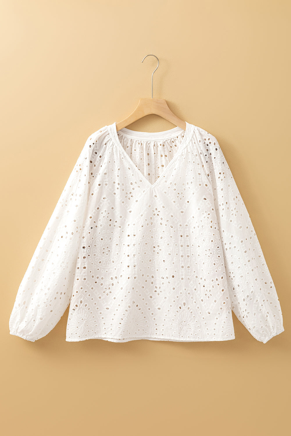 Blouse a col en V et manches bouffantes brodées a œillets
