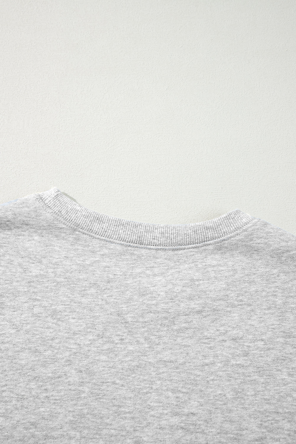 Sweat-shirt à épaules tombantes en patchwork bicolore