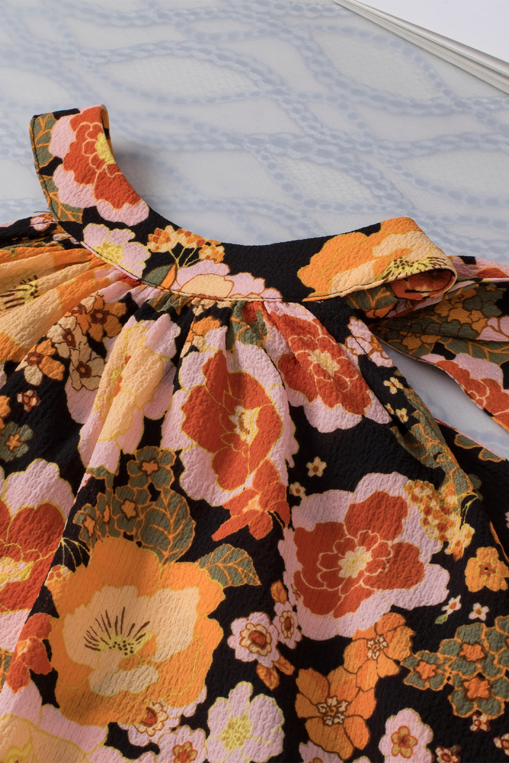 Haut sans manches noué à imprimé floral et col licou