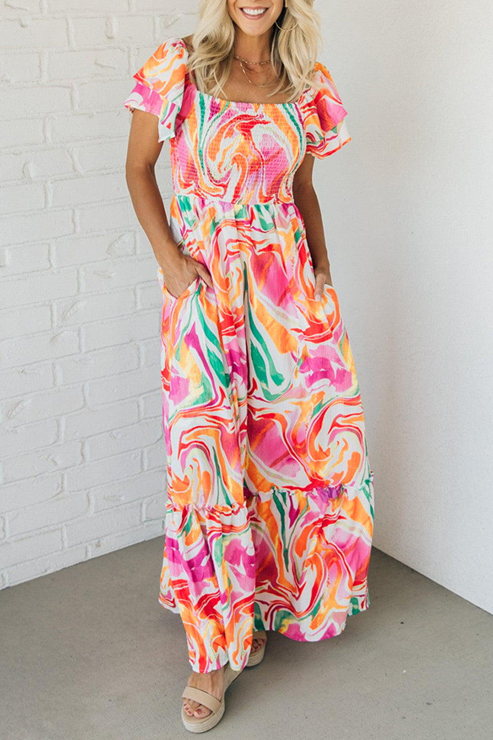Robe longue à imprimé abstrait, manches à volants et buste froncé