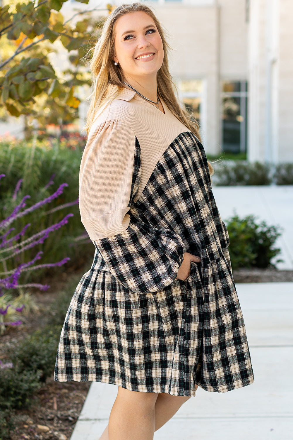 Mini-robe a carreaux en tricot gaufré avec col en V et col en V, grande taille