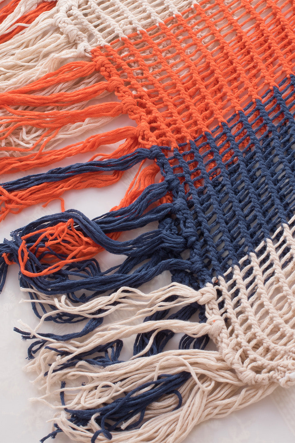 Cache-maillot de plage à col en V et pompons rayés