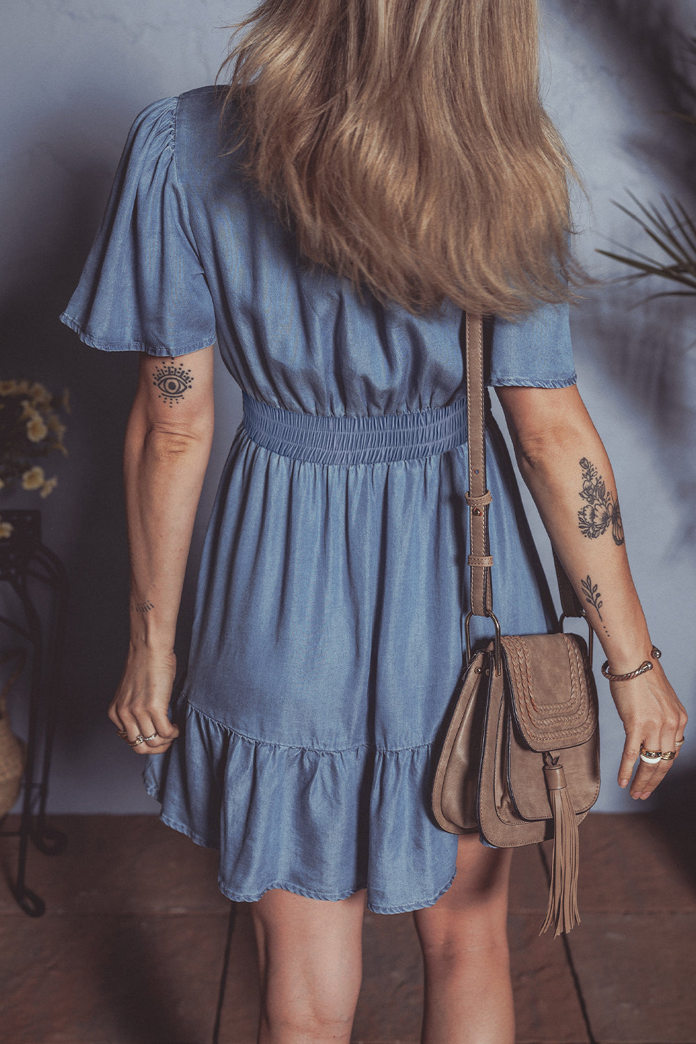 Mini-robe en jean taille haute à volants et col en V