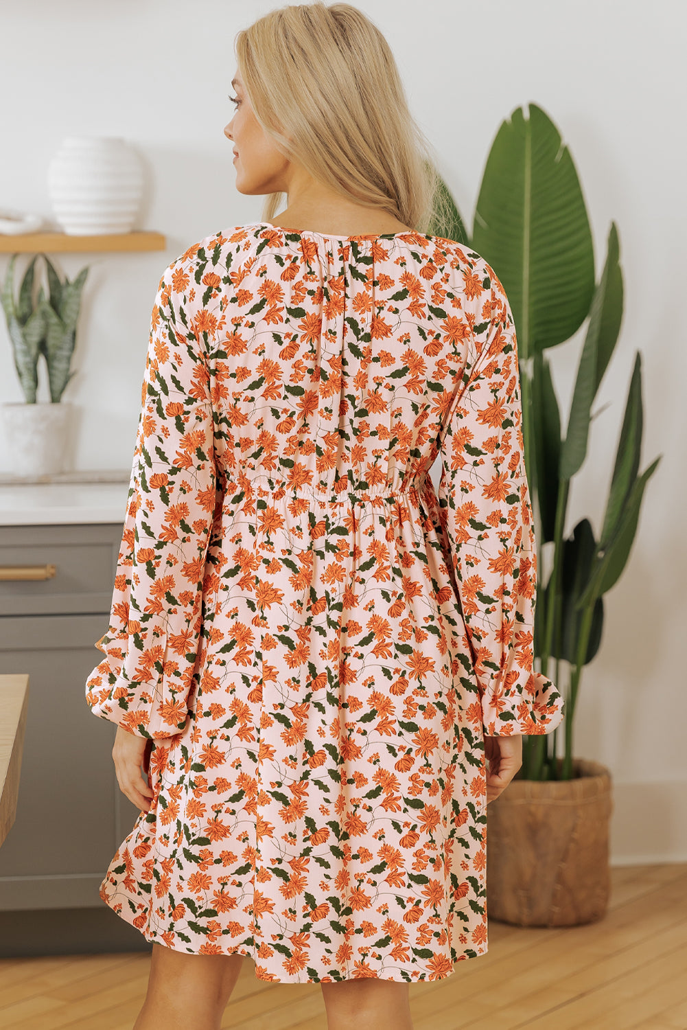 Robe babydoll florale a col en V profond, buste smocké, manches bulles