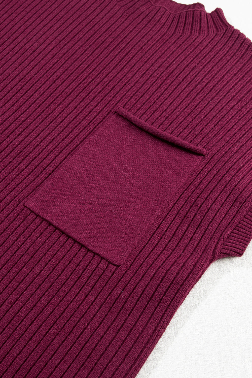 Robe pull en tricot côtelé a manches courtes et poche plaquée