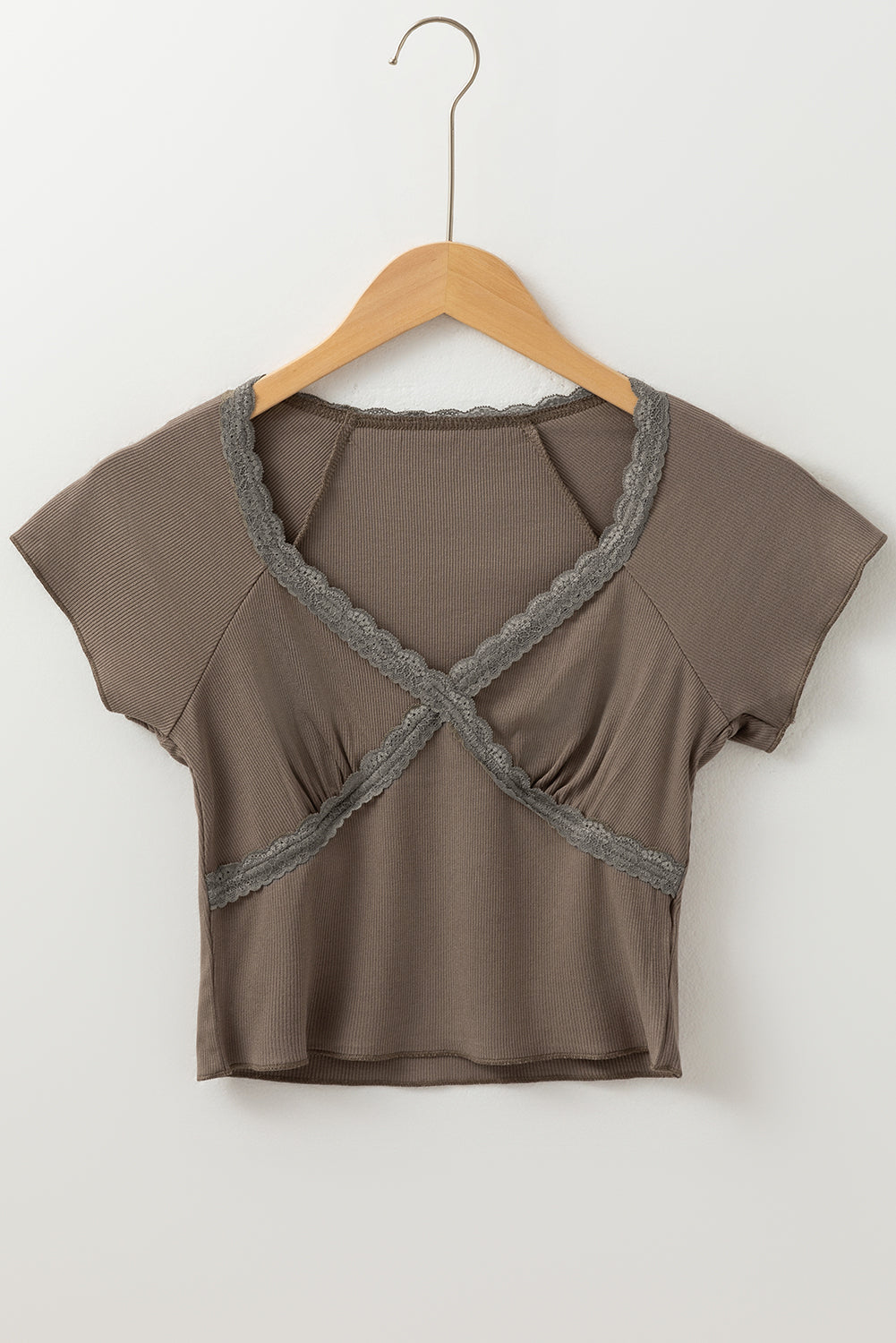 T-shirt slim à col en V et dentelle