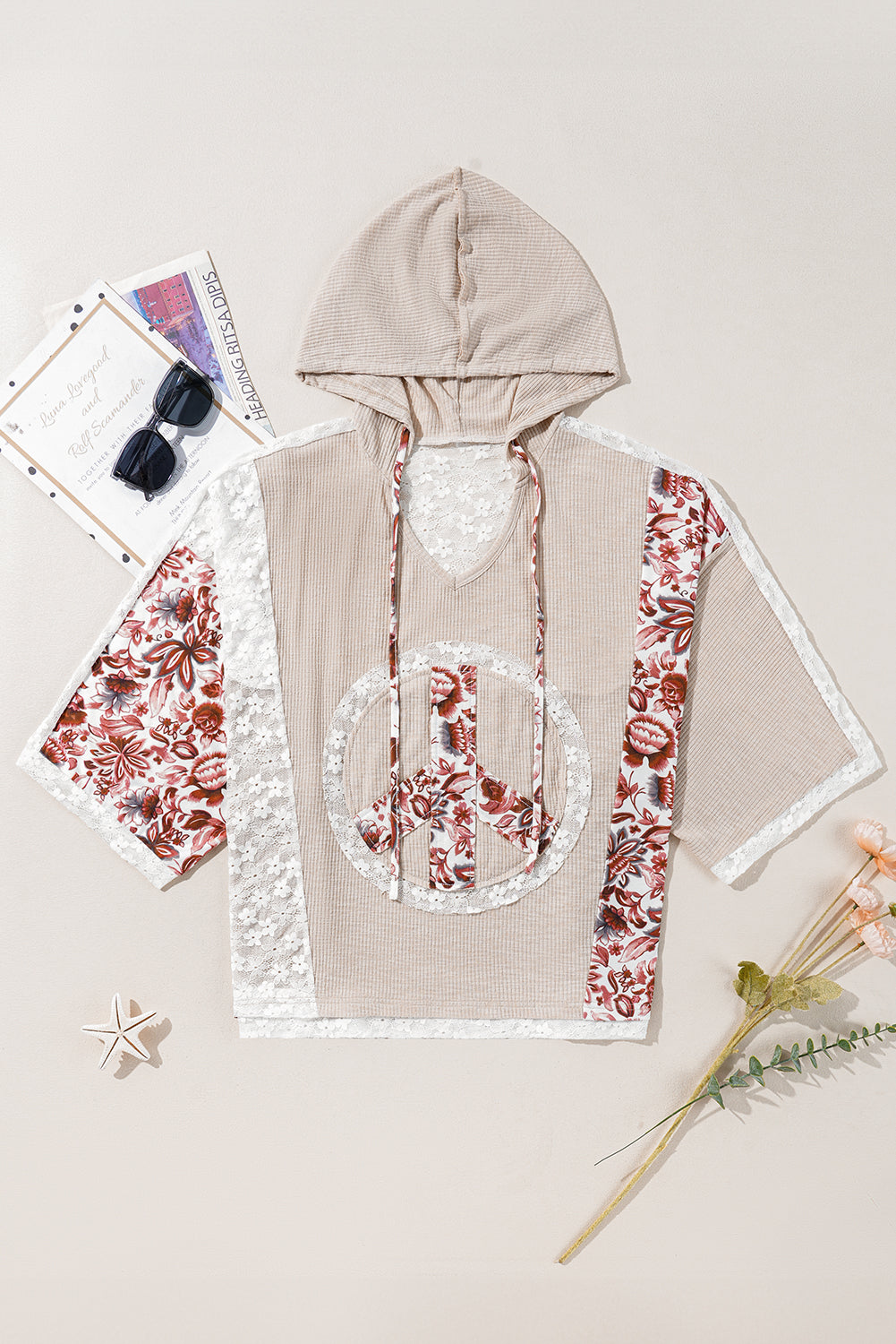 Haut à capuche côtelé grande taille avec col en V et motif floral et signe de paix