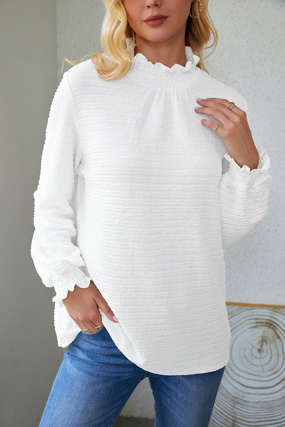 Blouse texturée à manches évêque et col smocké à volants