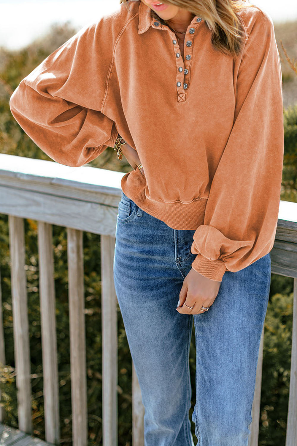 Sweat-shirt à manches lanternes et boutons-pression délavés