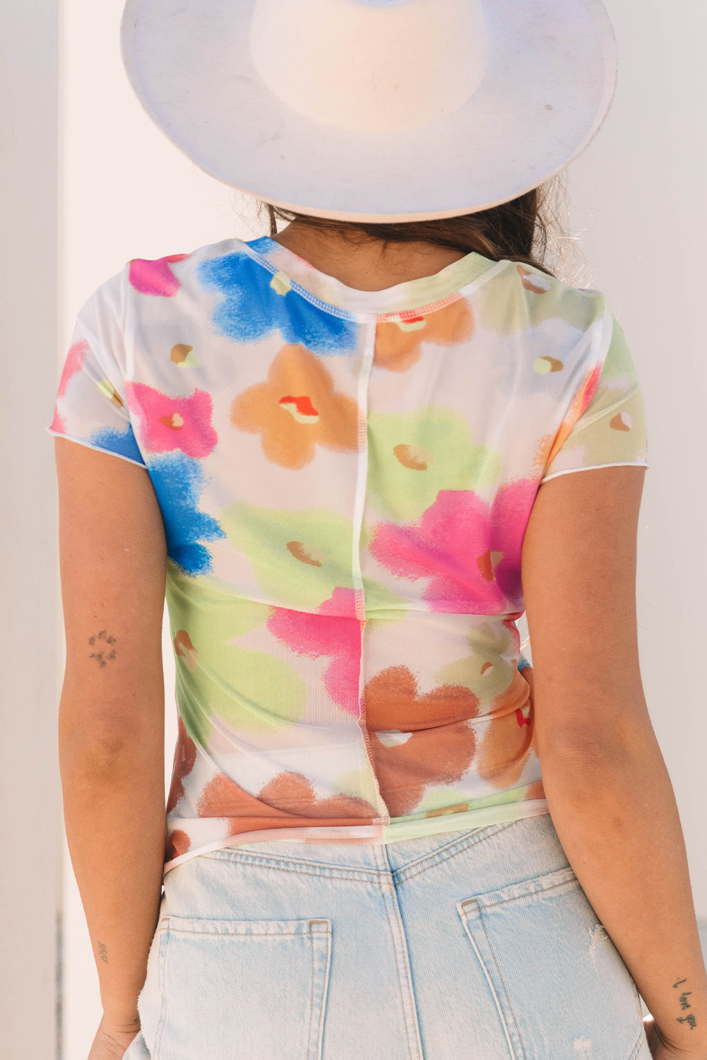 T-shirt court en maille fleurie avec bordure en laitue