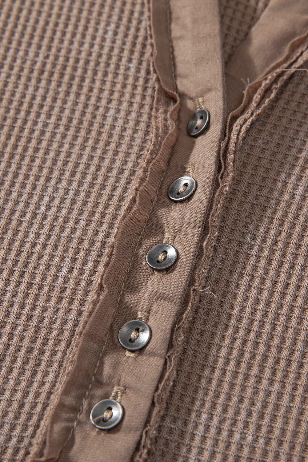 Haut a manches longues et encolure boutonnée en tricot gaufré délavé a l'acide