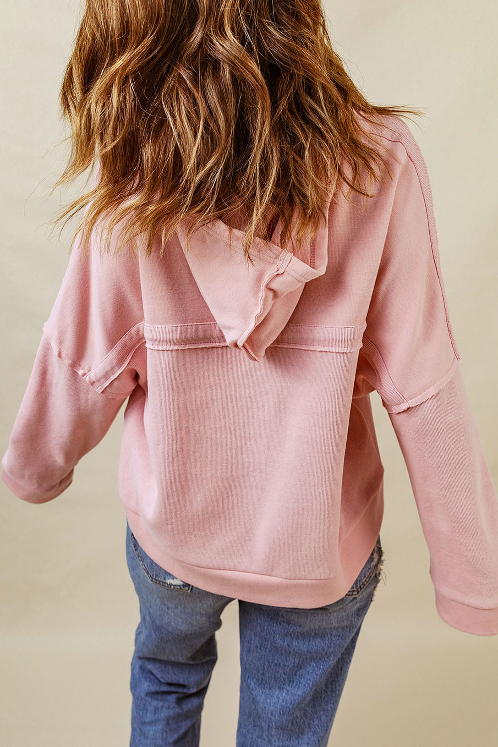 Sweat à capuche décontracté avec boutons et bordure en patchwork uni