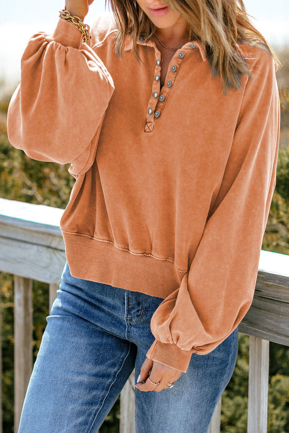 Sweat-shirt à manches lanternes et boutons-pression délavés